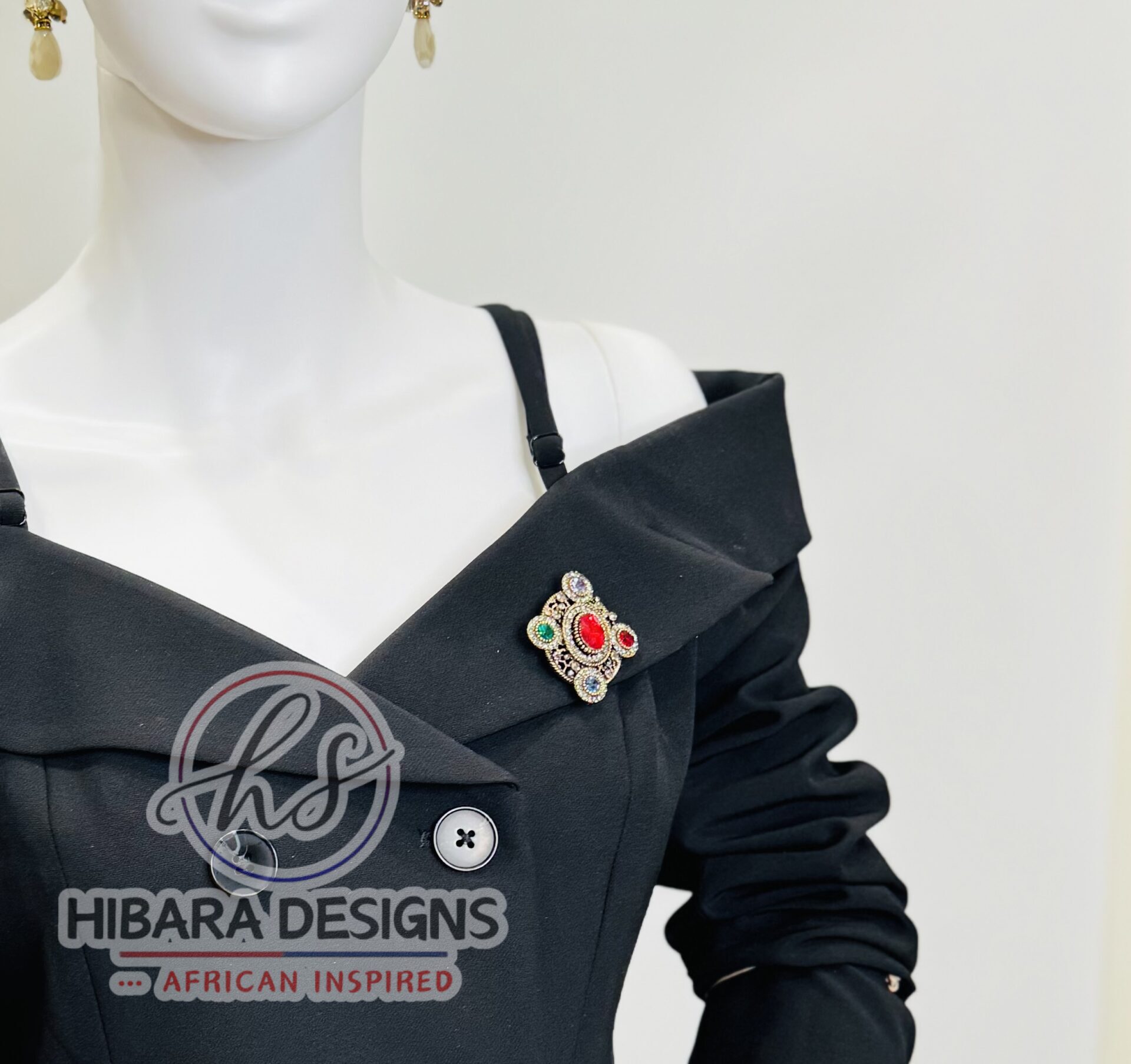 Rhinestone round C brooch (multicolor) - Image 2